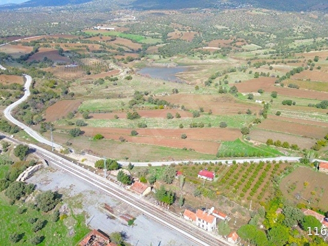 Baraj – Asfalt – İstasyon Yanı! Kaçırılmayacak Fırsat 3970 m² Tarla - Görsel 4