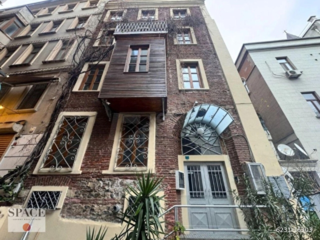 Beyoğlu St. Antuan Kilisesi Yakını Tarihi Yenilenmiş Kiralık Bina
