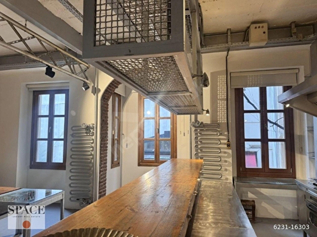 Beyoğlu St. Antuan Kilisesi Yakını Tarihi Yenilenmiş Kiralık Bina - Görsel 12