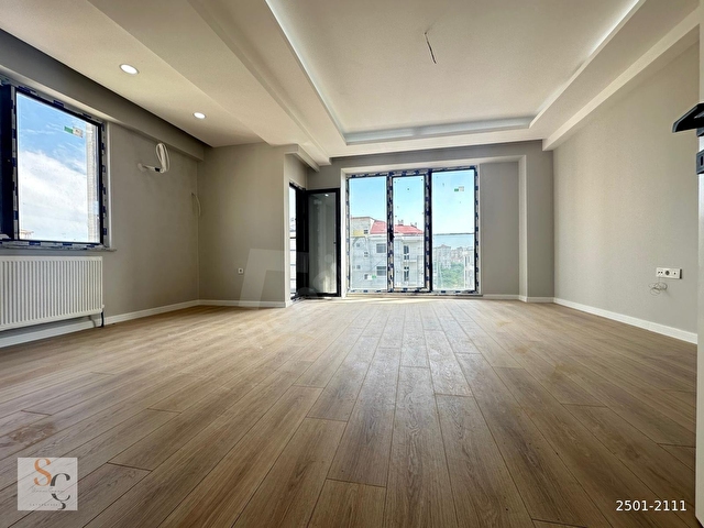 SAHRAYICEDİTTE SIFIR GENİŞ M2 BALKONLU,EBEVEYNLİ,KOMBİLİ