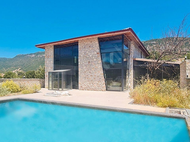 Bezirgan köyünde doğayla iç içe iki havuzlu muhteşem Villa