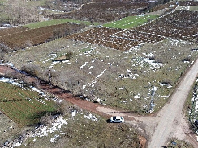 YERLEŞİK ALANDA EV YAPILABİLİR 905 m2 ARSA - Görsel 3