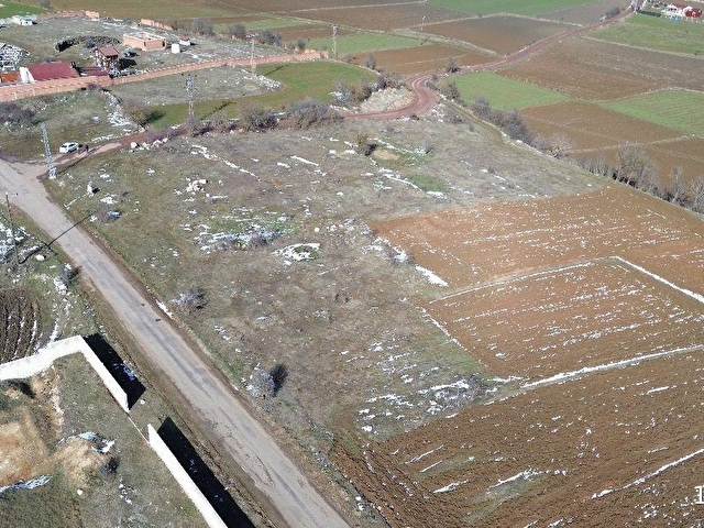 YERLEŞİK ALANDA EV YAPILABİLİR 905 m2 ARSA - Görsel 4