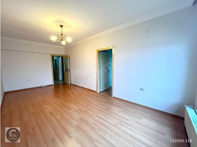 ÇAĞLAYANDAN SOKULLU CADDESİNDE ARA KATTA ÖNÜ AÇIK BAKIMLI TEMİZ 2+1 DAİRE - Görsel 4
