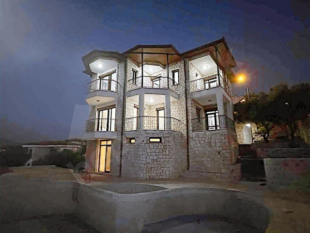 Antalya Kaşta Yarım adada havuzlu satılık villa