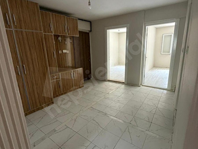 BUCA YEŞİLBAĞLAR MAHALESİNDE 2+1 100 M2 GİRİŞ KATI DOĞALGAZLI KİRALIK DAİRE - Görsel 2