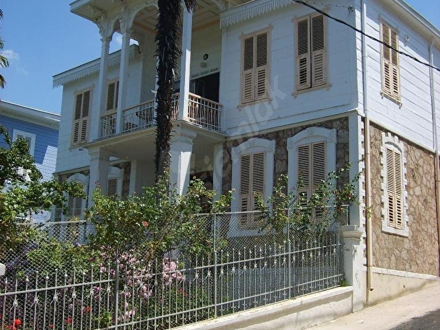 BÜYÜKADANIN ENNEZİH SOKAĞINDA KAPANMAZ DENİZ MANZARALI ,455 M2BAHÇE,BEGONVİLLER İÇİNDE MÜSTAKİL KÖŞK - Görsel 2