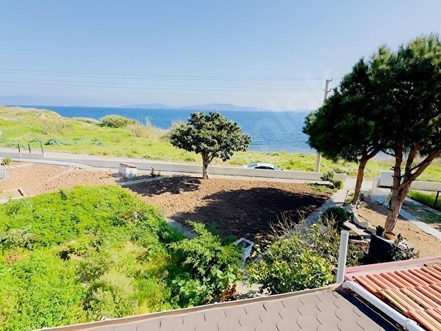 Yenifoçada Eşsiz Konumda Denize Sıfır Bahçeli Kiralık