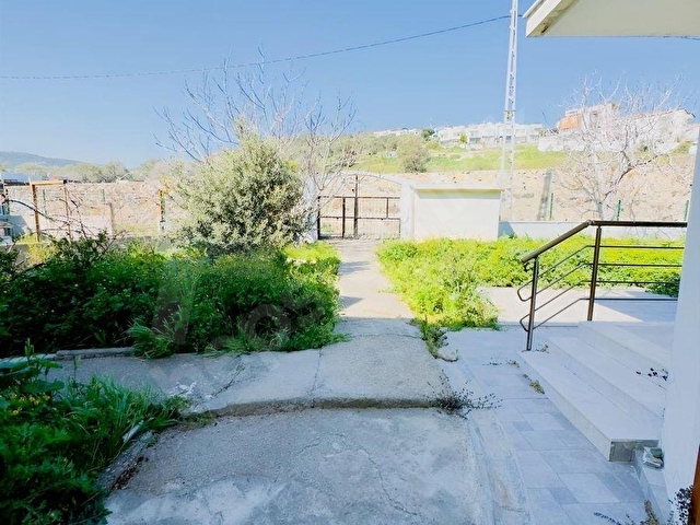 Yenifoçada Eşsiz Konumda Denize Sıfır Bahçeli Kiralık - Görsel 8