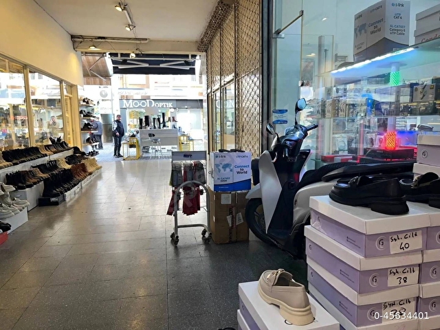 Karşıyaka Çarşıda Merkezde Pasaj İçinde Girişe Yakın  Dükkan