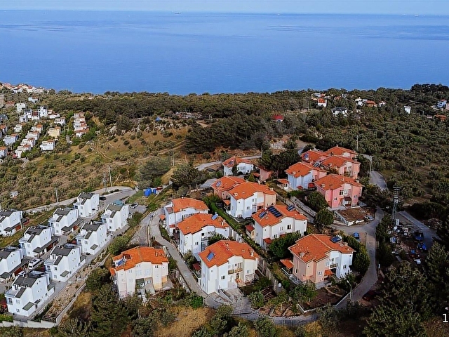 ÇANAKKALE TAVAKLIDA DOĞA İÇİNDE DENİZ MANZARALI SATILIK VİLLA