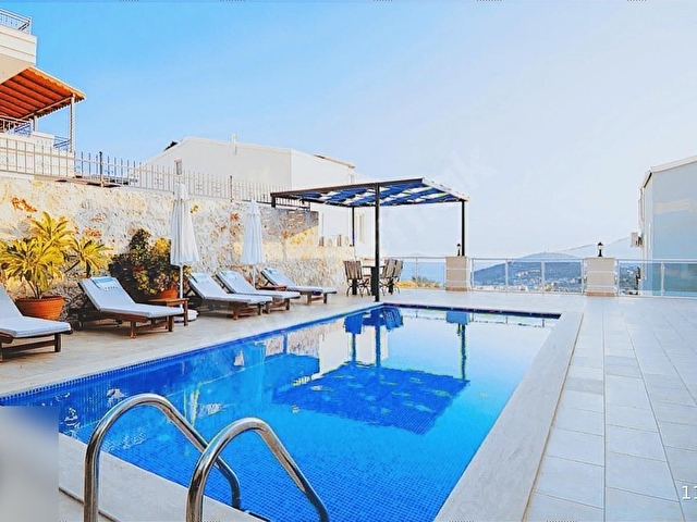 Kalkanda 4 yatak odalı, ful eşyalı ve deniz manzaralı villa