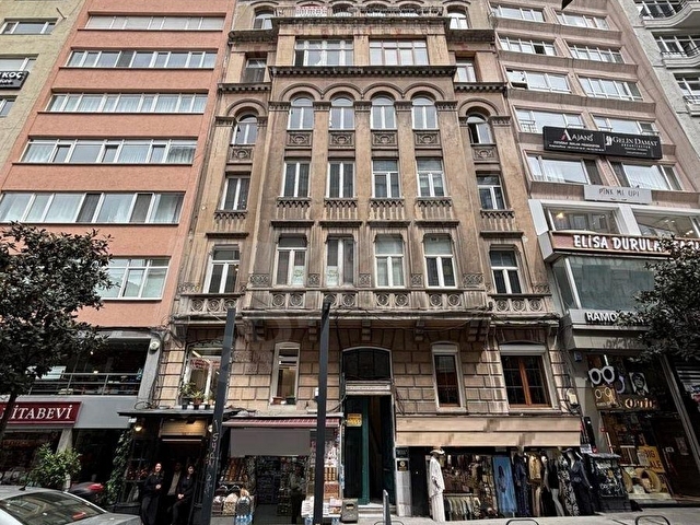 NİŞANTAŞI RUMELİ CADDESİNDE TARİHİ BİNADA 5+1 175M2 KİRALIK DAİRE