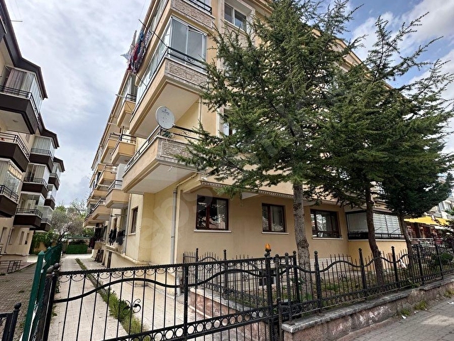 SELÇUK EMLAK’TAN TÜRKÖZÜ YÜZME HAVUZU YANINDA ARA KATTA KOMBİLİ ŞAHANE DAİRE