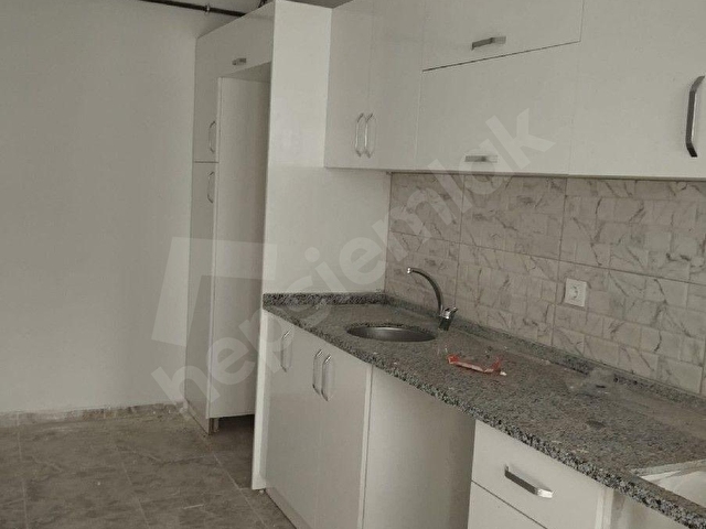 KIYIK ANA CADDEYE 20  METRE MESAFEDE 2+1 SATILIK DAİRE