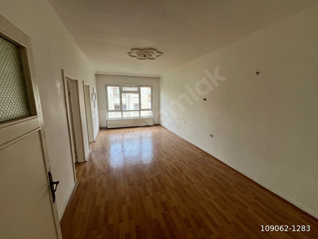 DOĞUŞDAN TEPEBAŞINDA KATTA KLASİK SALON 3+1 KİRALIK DAİRE - Görsel 3