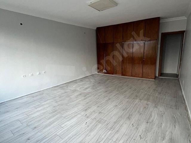 İZZET BAYSAL CADDESİNDE GENİŞ KULLANIMLI DÜKKAN - Görsel 18