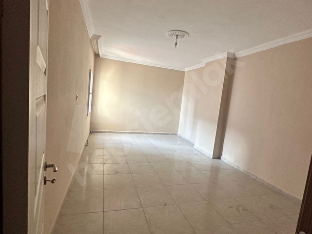 3+1 200 metre kare ön cephe daire  6 yıllık satılık daire - Görsel 2