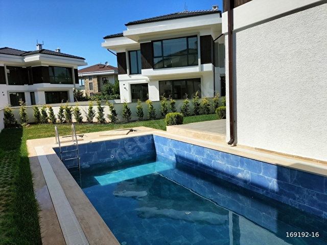 KUMBABA DA DENİZE VE PLAJA YAKIN HAVUZLU 225m2 5+1 KİRALIK VİLLA