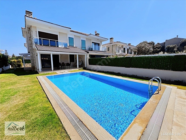 Alaçatı Göbenede Nilberkden Müstakil Havuzlu Satılık Villa