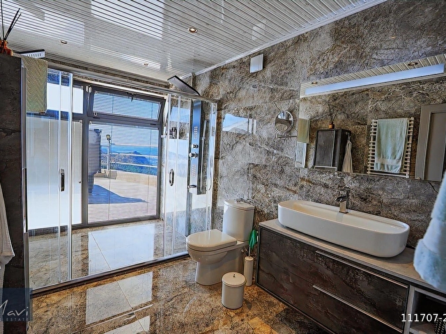 Etkileyeci müthiş manzaralı, modern ve yeni 4+1 müstakil villa - Görsel 7