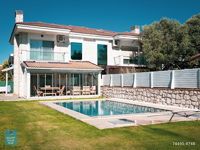 Göbenenin En Keyifli Noktasında Satılık Havuzlu Villa