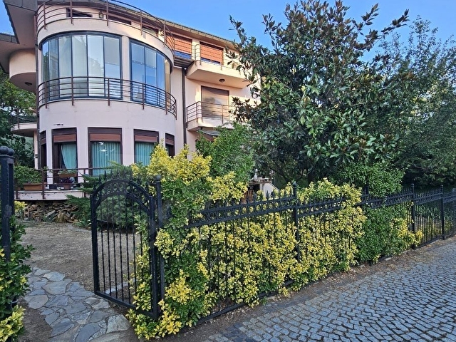 KERİM EMLAKTAN YAKACIK MERKEZDE 550M2 7+3 SATILIK TRİPLEKS VİLLA