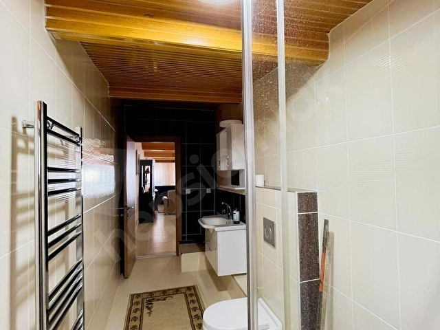 SAHİLDE DENİZ DOĞA VE ŞEHİR MANZARALI 80m² EŞYALI KİRALIK 1+1 - Görsel 7