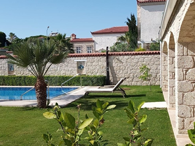 ALAÇATIDA 525 m2 ARSA İÇİNDE YÜZME HAVUZLU 5+1 SATILIK MÜSTAKİL LÜKS TAŞ VİLLA - Görsel 11