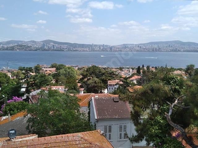 BÜYÜKADADA 4 ODA, 2 SALON, 2 MUTFAK VE  4 BALKONU OLAN DENİZ MANZARALI DUBLEX DAİRE