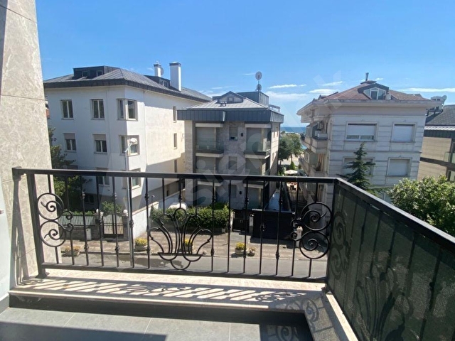YEŞİLKÖY SAHİL CADDESİNDE  KISMİ DENİZ MANZARALI  3+1 EBEVEYN BANYOLU  ARA KAT - Görsel 10