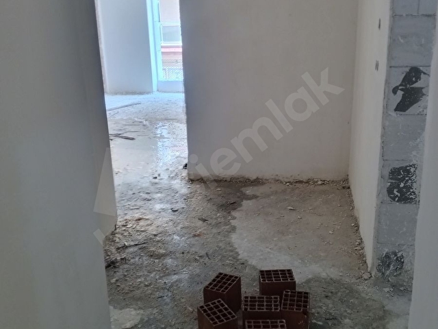 ÇARŞI MERKEZDE KÖŞE BAŞI GENİŞ KULLANIŞLI SATILIK 2+1 DAİRE - Görsel 3