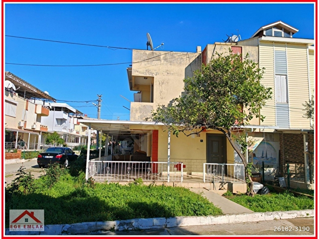 Deniz Manzaralı, Bahçeli Satılık Köşe Yazlık - 300m Denize