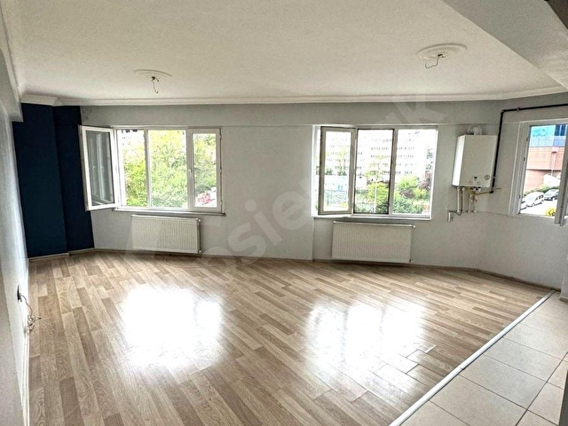 ŞİŞLİ 19 MAYIS CADDE ÜZERİNDE ÖNÜ AÇIK BAKIMLI BOŞ SATILIK DAİRE - Görsel 2