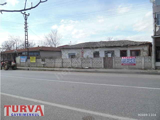 TURGUTBEY KÖYÜNDE ASFALT YOLA CEPHELİ İÇERİSİNDE AVLULU KERPİÇ EVE BULUNAN ARSA SATILIK