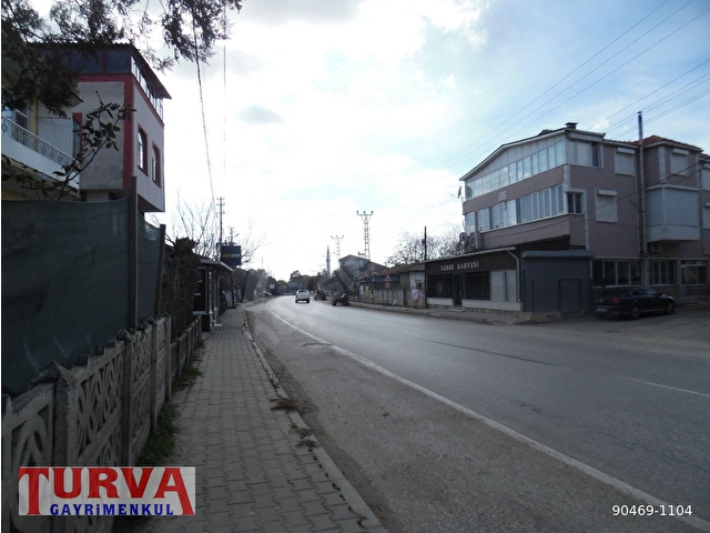 TURGUTBEY KÖYÜNDE ASFALT YOLA CEPHELİ İÇERİSİNDE AVLULU KERPİÇ EVE BULUNAN ARSA SATILIK - Görsel 4