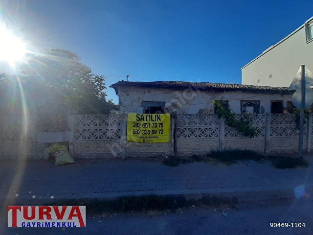 TURGUTBEY KÖYÜNDE ASFALT YOLA CEPHELİ İÇERİSİNDE AVLULU KERPİÇ EVE BULUNAN ARSA SATILIK - Görsel 3