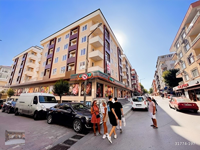 Avcılarda otoparklı site içinde 2+1(ARA KAT metrobüs, yakın