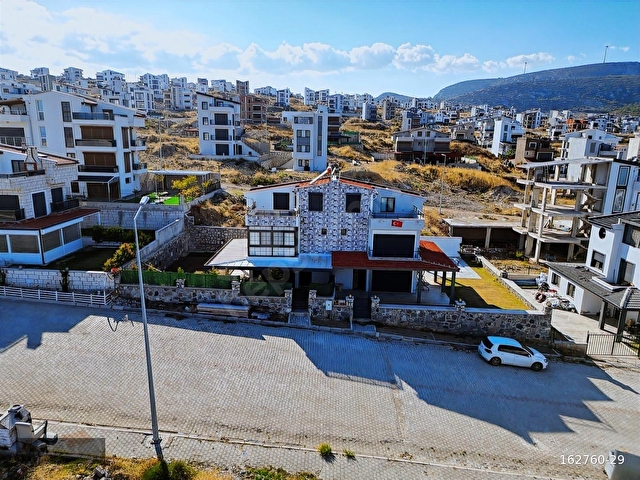 KAMUKENTDE MODERN MİMARİLİ EŞYALI VİLLA - Görsel 2