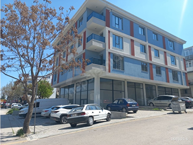 REMAX HIZDAN ELVANKENT DE CADDE ÜSTÜN DE SIFIR ARA KATTA HARİKA KONUM....