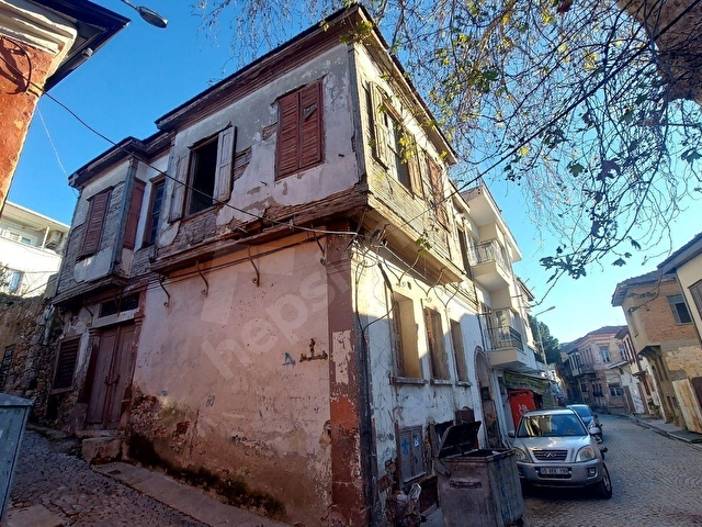 AYVALIKIN KALBİNDE, AVANTAJLI KONUMDA YATIRIMLIK TARİHİ RUM EVİ