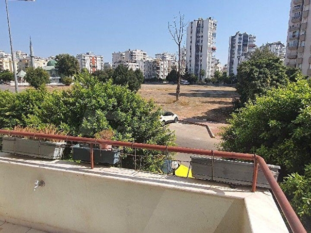 MEYDANKAVAGINDA HAVUZLU SİTEDE 4+1 SATILIK DAİRE