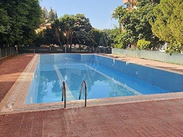 MEYDANKAVAGINDA HAVUZLU SİTEDE 4+1 SATILIK DAİRE - Görsel 2