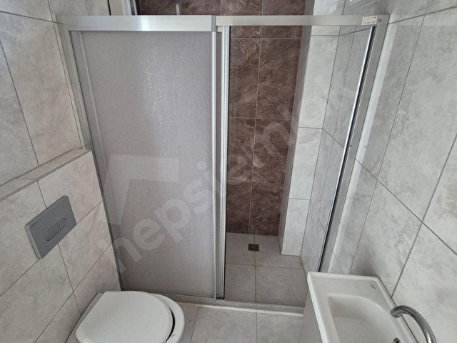 GÜLTEPEDE 1+1 KLİMALI 3LÜ ANKASTRELİ VE ŞOFBENLİ KİRALIK DAİRE - Görsel 13