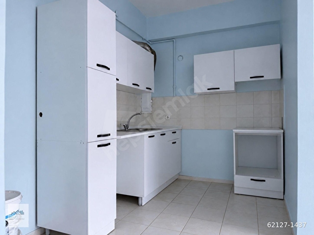Kağıthane Hamidiye Mahallesinde Ana Cadde Üstünde Mutfağı ve Banyosu Yenilenmiş 3+1 Kiralık Daire