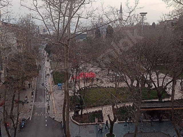 İZMİT YENİCUMA CAMİ KARŞISI YÜRÜYÜŞ YOLU ÜZERİNDE - Görsel 4