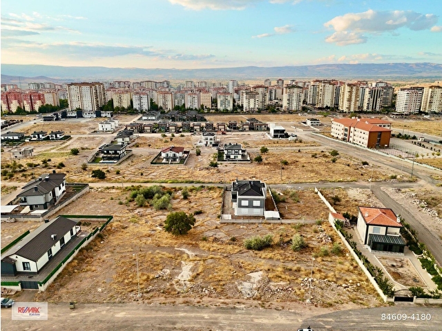 GESİ DE ANADOLU LİSESİ KARŞISINDA SATILIK 758m2 VİLLA PARSELİ