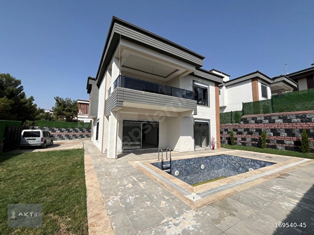 AKTİFTEN KÖRKÜN MİMARSİNANDA BİREYSEL HAVUZLU 5+1 SATILIK VİLLA