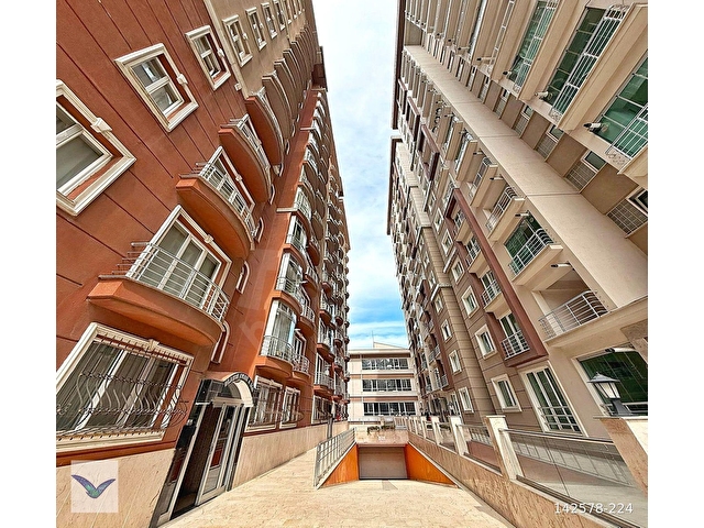 EMİNEVİME UYGUN E5 E 2. DK SİTE İÇİ İSKANLI 3+1 SATILIK DAİRE