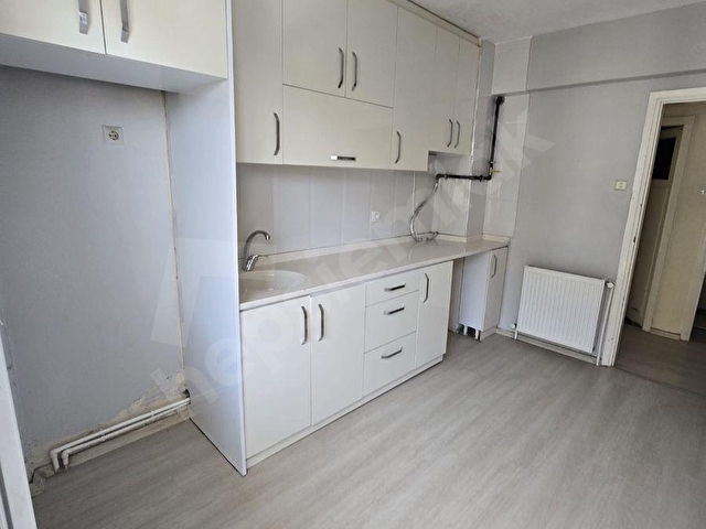 BALÇOVA EĞİTİM MAHALLESİNDE DOĞALGAZLI KİRALIK 3+1 DAİRE - Görsel 4